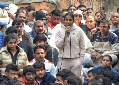Geeta, Babita Phogat support cousin Vinesh and other wrestlers in protest against WFI | Geeta, Babita Phogat support cousin Vinesh and other wrestlers in protest against WFI