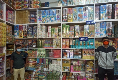 Firecrackers sale severely impacted in UP | Firecrackers sale severely impacted in UP