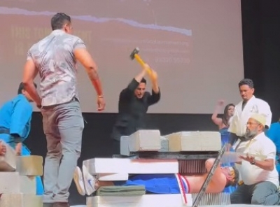 Akshay Kumar smashes bricks at Kudo tournament | Akshay Kumar smashes bricks at Kudo tournament