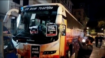 MNS activists damage IPL team bus in Mumbai | MNS activists damage IPL team bus in Mumbai
