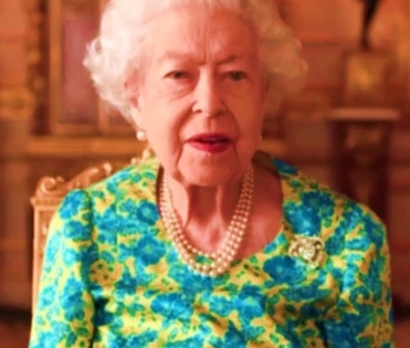 Queen Elizabeth II kicks off coronation party over tea with Paddington Bear | Queen Elizabeth II kicks off coronation party over tea with Paddington Bear