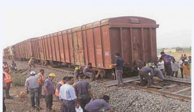 B'wood shocked by Aurangabad rail track mishap of sleeping migrant labourers | B'wood shocked by Aurangabad rail track mishap of sleeping migrant labourers