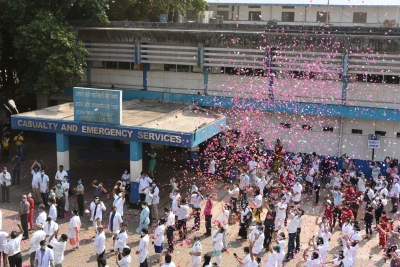 Navy chopper showers rose petals on Goa health workers | Navy chopper showers rose petals on Goa health workers