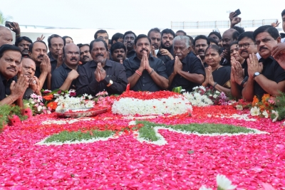 AIADMK leaders led by EPS pay floral tributes to Jayalalithaa on her 6th death anniversary | AIADMK leaders led by EPS pay floral tributes to Jayalalithaa on her 6th death anniversary
