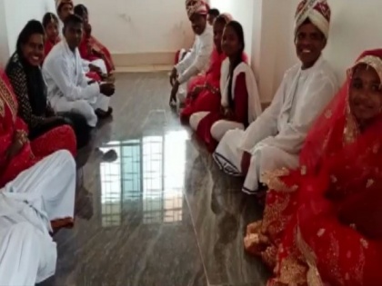 15 surrendered Naxals married at ceremony organised by Dantewada police on Valentine's Day | 15 surrendered Naxals married at ceremony organised by Dantewada police on Valentine's Day