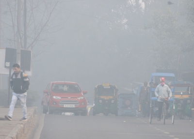 Cold wave grips Delhi, fog affects visibility slows traffic | Cold wave grips Delhi, fog affects visibility slows traffic