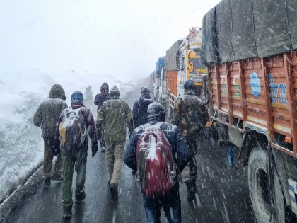 Tourists stranded in Himalayas rescued by BRO in Himachal | Tourists stranded in Himalayas rescued by BRO in Himachal