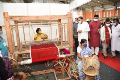 V-P urges people to promote Indian craft, handlooms | V-P urges people to promote Indian craft, handlooms