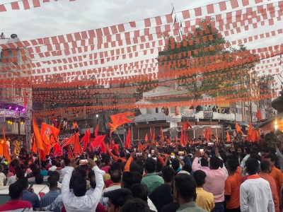 Muslims in Bhopal welcome Hanuman Jayanti procession with flowers | Muslims in Bhopal welcome Hanuman Jayanti procession with flowers