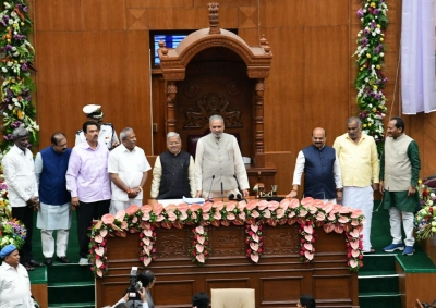 Amid row, ruling BJP unveils Veer Savarkar's photo in K'taka Assembly | Amid row, ruling BJP unveils Veer Savarkar's photo in K'taka Assembly
