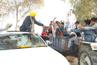 AAP's Bhagwant Mann tries to woo voters in high-stakes Dhuri battle | AAP's Bhagwant Mann tries to woo voters in high-stakes Dhuri battle AAP's Bhagwant Mann tries to woo voters in high-stakes Dhuri battle | AAP's Bhagwant Mann tries to woo voters in high-stakes Dhuri battle