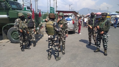 10 civilians injured in Srinagar grenade attack | 10 civilians injured in Srinagar grenade attack