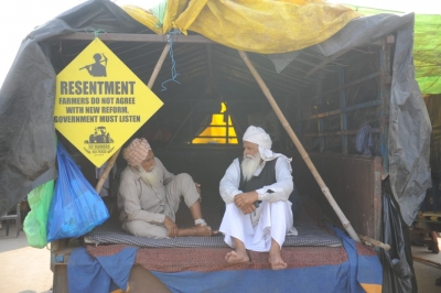 Singhu Border: As cold wave strikes Delhi, elderly farmers get foot massagers | Singhu Border: As cold wave strikes Delhi, elderly farmers get foot massagers