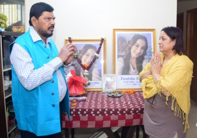 Union Minister Athawale meets Tunisha's kin, assures justice | Union Minister Athawale meets Tunisha's kin, assures justice