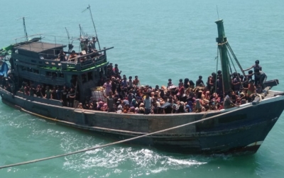 'Indian Coast Guards feeding stranded Rohingyas on high seas' | 'Indian Coast Guards feeding stranded Rohingyas on high seas'