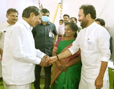 After cold war, Telangana CM shares dais with Governor | After cold war, Telangana CM shares dais with Governor After cold war, Telangana CM shares dais with Governor | After cold war, Telangana CM shares dais with Governor
