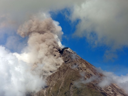 Philippines' erupting Mayon volcano reports more seismic activities | Philippines' erupting Mayon volcano reports more seismic activities
