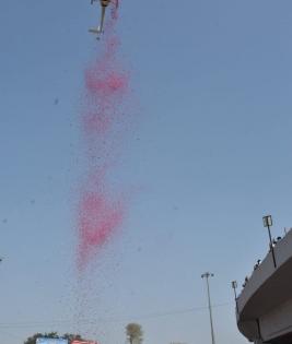 Sadhus showered with flowers from helicopter during Shahi Snan | Sadhus showered with flowers from helicopter during Shahi Snan