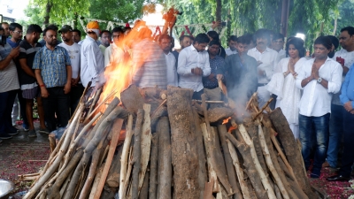 Raju Srivastava cremated, son Ayushmaan performs last rites | Raju Srivastava cremated, son Ayushmaan performs last rites