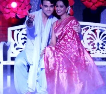 Krishna Kaul proposes to co-star Mugdha Chaphekar in SRK style | Krishna Kaul proposes to co-star Mugdha Chaphekar in SRK style Krishna Kaul proposes to co-star Mugdha Chaphekar in SRK style | Krishna Kaul proposes to co-star Mugdha Chaphekar in SRK style