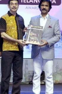 Mohammad Ali Baig receives 'Pride of Telangana' award | Mohammad Ali Baig receives 'Pride of Telangana' award