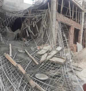1 dead in building collapse in Delhi's Mundka | 1 dead in building collapse in Delhi's Mundka