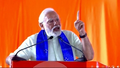 PM avoids attacking KCR, promises development of Telangana | PM avoids attacking KCR, promises development of Telangana PM avoids attacking KCR, promises development of Telangana | PM avoids attacking KCR, promises development of Telangana
