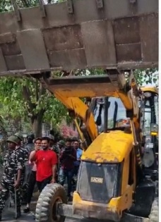 Bulldozers roll over illegal shanties in Delhi | Bulldozers roll over illegal shanties in Delhi