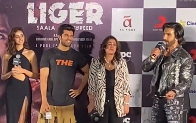 Ranveer dances to 'Liger' number 'Akdi Pakdi' with Vijay, Ananya | Ranveer dances to 'Liger' number 'Akdi Pakdi' with Vijay, Ananya