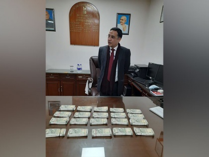 Customs seize gold, Rs 10 lakh worth fake currency notes; 2 held at Delhi's IGI | Customs seize gold, Rs 10 lakh worth fake currency notes; 2 held at Delhi's IGI