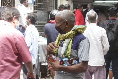 Liquor lovers queue up outside wine shops in Rajasthan | Liquor lovers queue up outside wine shops in Rajasthan