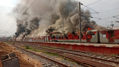 Agnipath scheme: Violent protests continue in Bihar, 2 trains set on fire | Agnipath scheme: Violent protests continue in Bihar, 2 trains set on fire