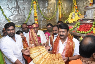2.5 kg gold saree offered to goddess on KCR's birthday | 2.5 kg gold saree offered to goddess on KCR's birthday