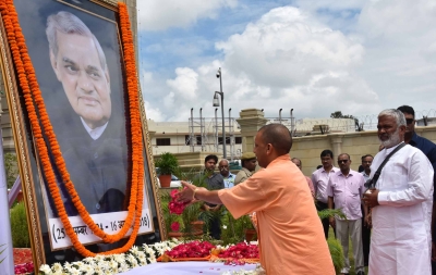 Yogi pays tributes to Vajpayee on his anniversary | Yogi pays tributes to Vajpayee on his anniversary