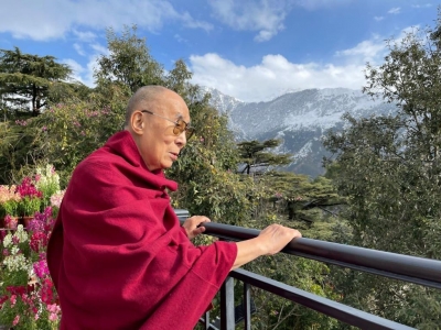 Dalai Lama gazes long look homeward | Dalai Lama gazes long look homeward