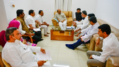 Hijab crisis: K'taka Congress Muslim leaders meet CM Bommai | Hijab crisis: K'taka Congress Muslim leaders meet CM Bommai