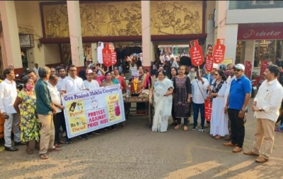 Goa Mahila Congress protests against price hike of domestic cooking gas | Goa Mahila Congress protests against price hike of domestic cooking gas