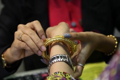 Gold drops below Rs 45K/10g, silver futures plunge | Gold drops below Rs 45K/10g, silver futures plunge