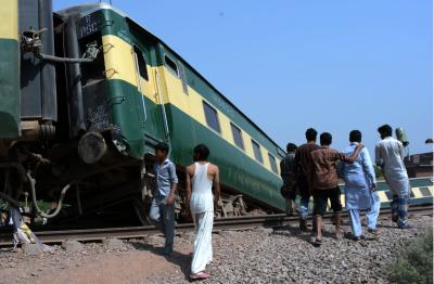 Pakistan: 12 people injured as Jaffar Express derails after blast in Balochistan | Pakistan: 12 people injured as Jaffar Express derails after blast in Balochistan