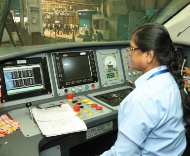 Asia's first lady loco pilot commands Solapur-Mumbai Vande Bharat Express | Asia's first lady loco pilot commands Solapur-Mumbai Vande Bharat Express