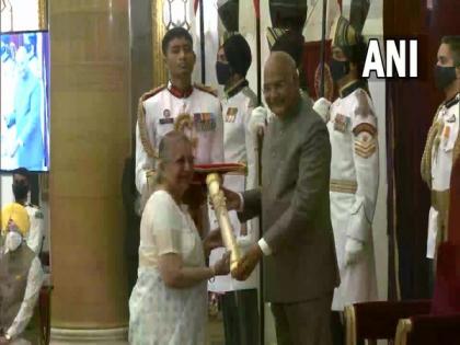 Former Lok Sabha Speaker Sumitra Mahajan awarded Padma Bhushan | Former Lok Sabha Speaker Sumitra Mahajan awarded Padma Bhushan