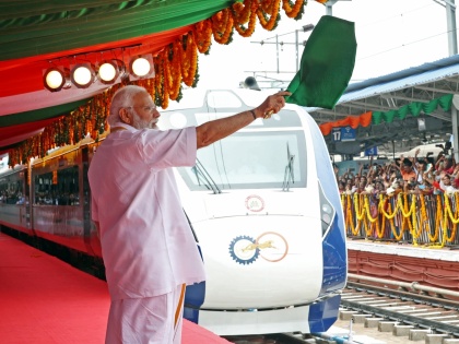 Gorakhpur-Lucknow Vande Bharat train commences its first journey | Gorakhpur-Lucknow Vande Bharat train commences its first journey