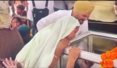 Sidhu Moosewala's parents hug son's coffin in tearful goodbye | Sidhu Moosewala's parents hug son's coffin in tearful goodbye