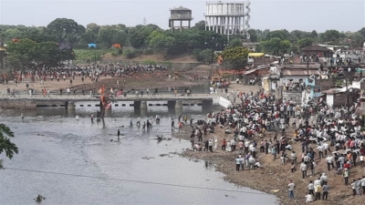 Over 200 injured in annual stone-pelting fair in MP's Chhindwara | Over 200 injured in annual stone-pelting fair in MP's Chhindwara Over 200 injured in annual stone-pelting fair in MP's Chhindwara | Over 200 injured in annual stone-pelting fair in MP's Chhindwara