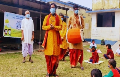 In West Bengal, one folk singer uses music and poetry to draw students back to school | In West Bengal, one folk singer uses music and poetry to draw students back to school In West Bengal, one folk singer uses music and poetry to draw students back to school | In West Bengal, one folk singer uses music and poetry to draw students back to school