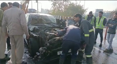 Mercedes catches fire on Delhi-Meerut Expressway, passengers safe | Mercedes catches fire on Delhi-Meerut Expressway, passengers safe