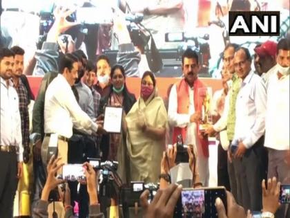 Indore Municipal Corporation honours sanitation workers after bagging 'cleanest city' tag for 5th time in a row | Indore Municipal Corporation honours sanitation workers after bagging 'cleanest city' tag for 5th time in a row
