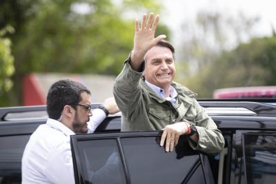 Bolsonaro ignores social distancing, participates in protests | Bolsonaro ignores social distancing, participates in protests