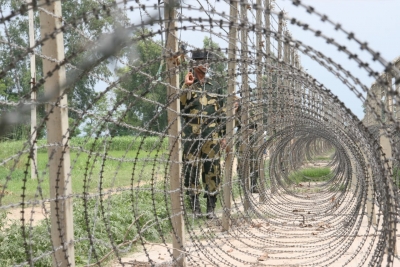 Pak carried out 3,186 ceasefire violations incidents along LoC | Pak carried out 3,186 ceasefire violations incidents along LoC