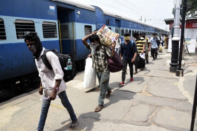 10 trains from Karnataka ferry 12,681 migrants back home | 10 trains from Karnataka ferry 12,681 migrants back home